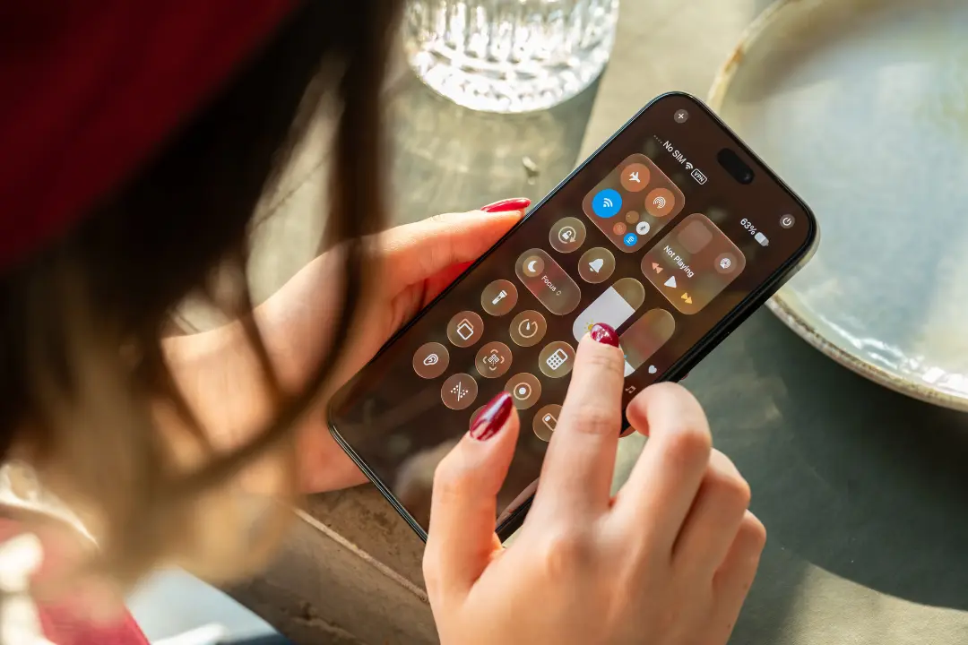 نمای نزدیک از دست‌های کاربر در حال کار با آیفون ۱۸ پرو مکس (iPhone 18 Pro Max)