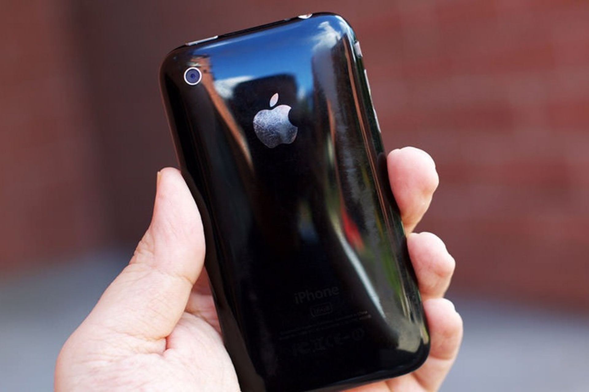 پنل پشتی گوشی آیفون 3G در دست