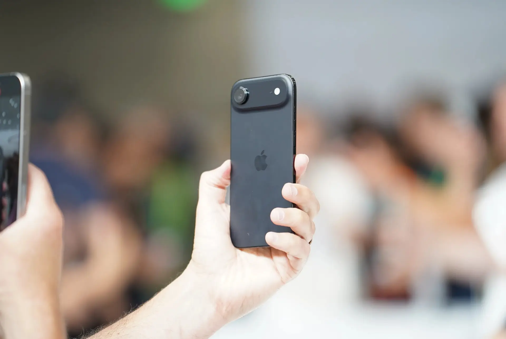 آیا مدل CH آیفون ایر سیم‌کارت فیزیکی دارد و در ایران قابل استفاده است؟