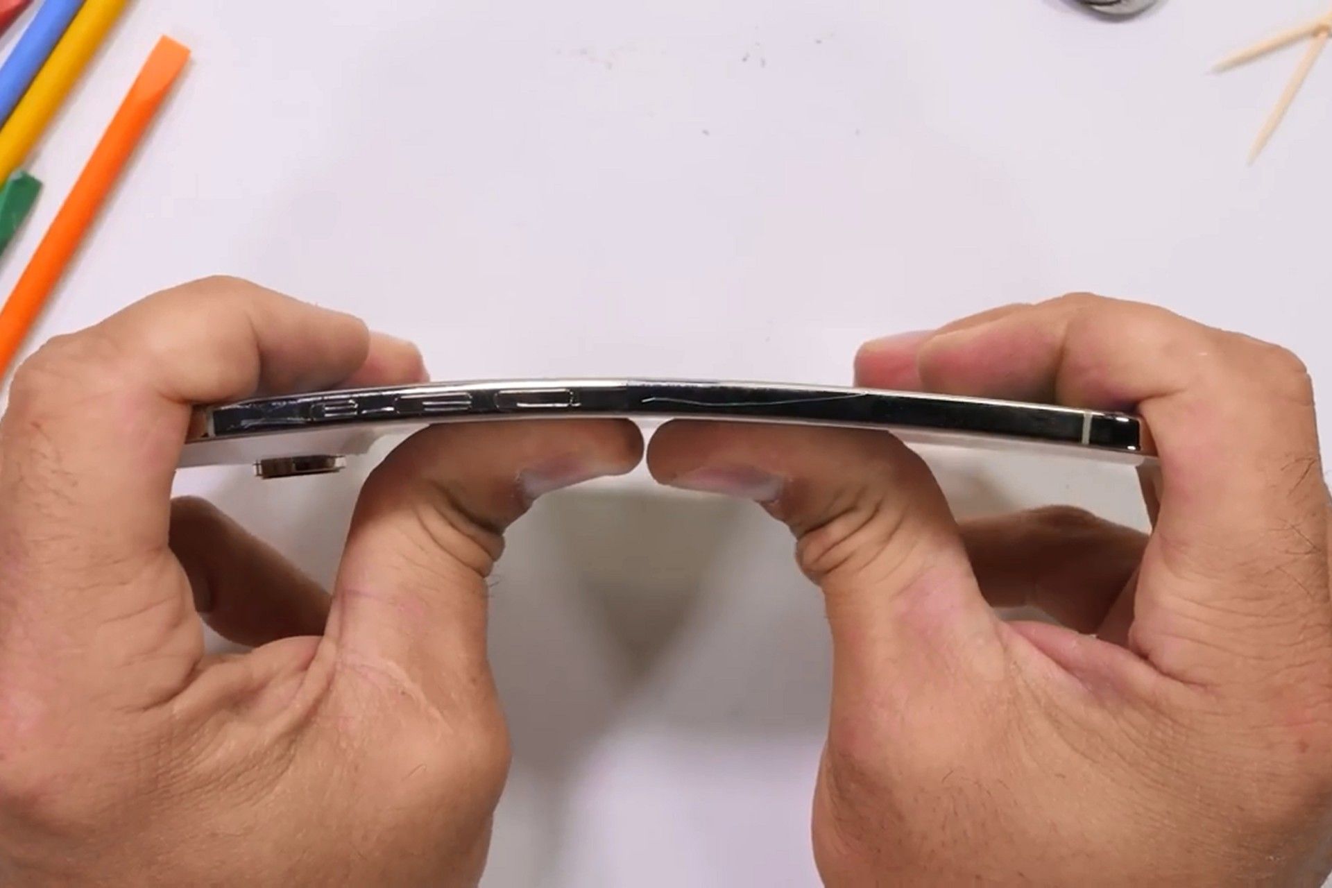 تست خم‌کردن آیفون ایر در دست