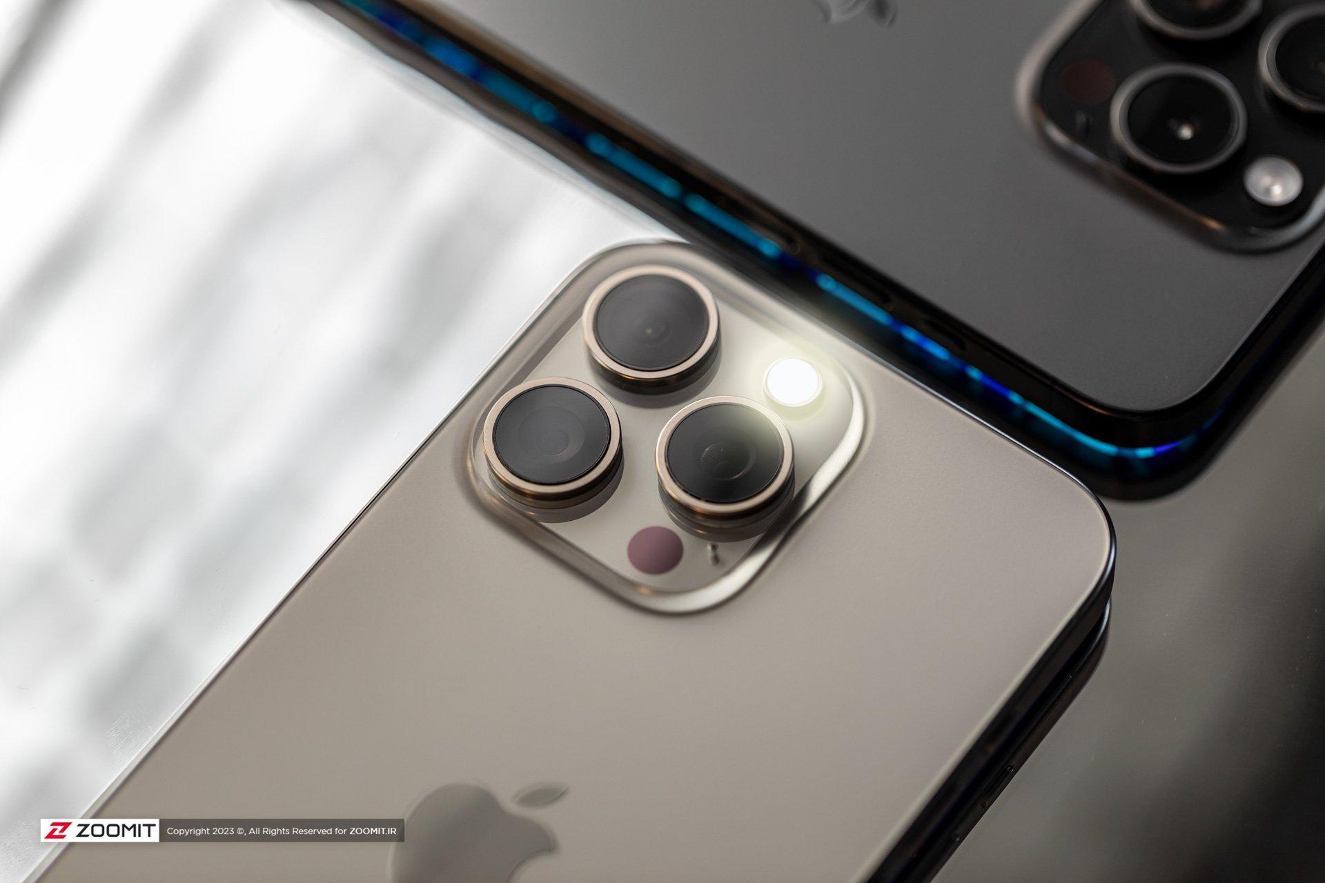 پشت گوشی آیفونی که فلش LED آن روشن است