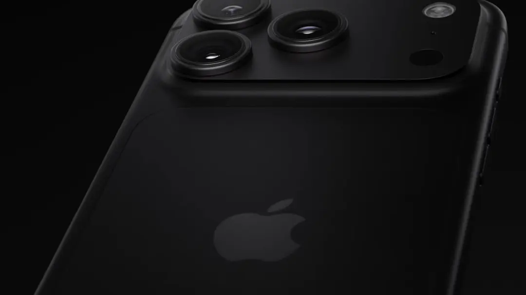 گوشی هوشمند آیفون (iPhone) با بدنه و ماژول دوربین مشکی