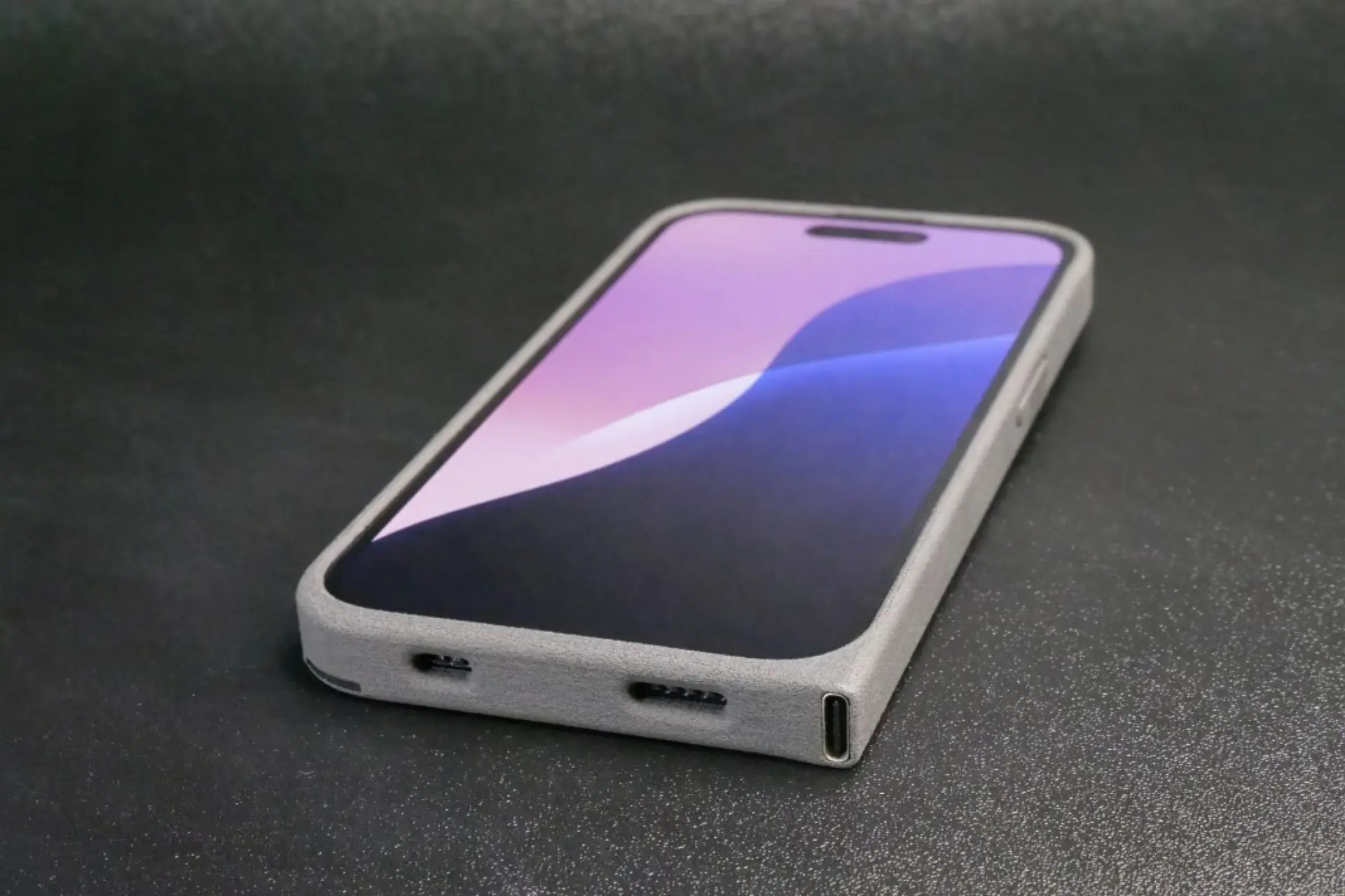 قاب مجهز به درگاه USB-C آیفون با گوشی