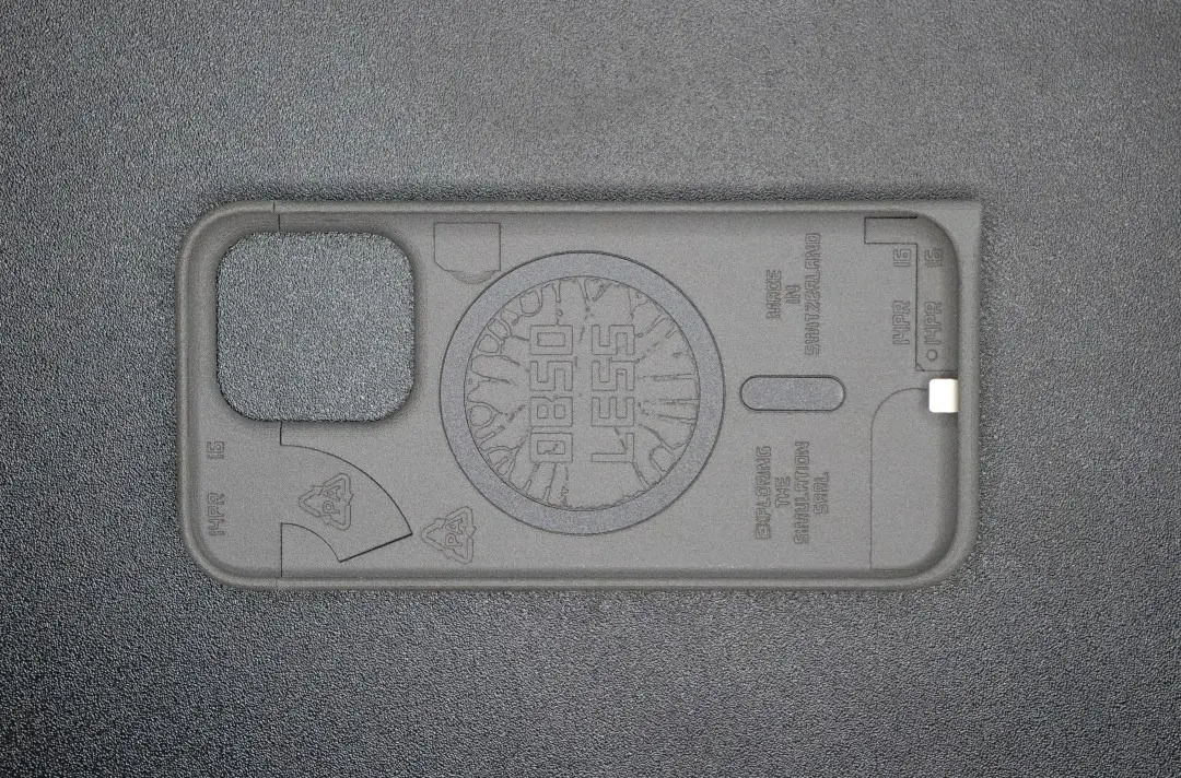 بخش داخلی قاب مجهز به درگاه USB-C آیفون