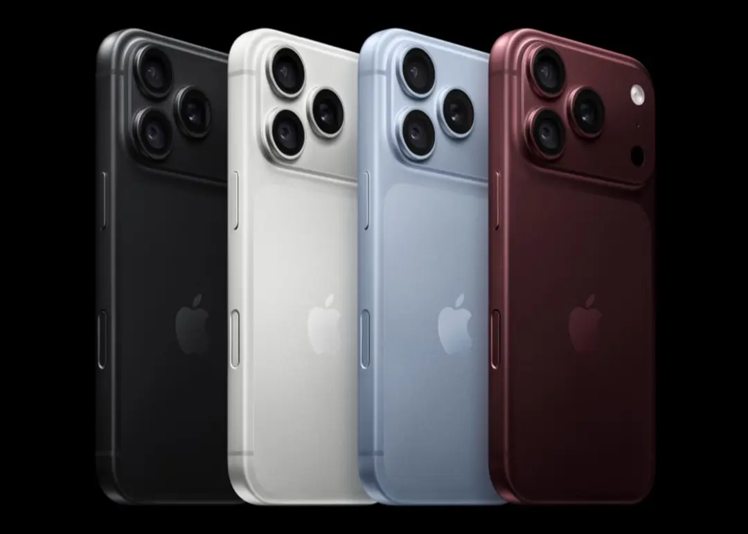 گوشی‌های آیفون (iPhone) در چهار رنگ مشکی، سفید، آبی و قرمز تیره