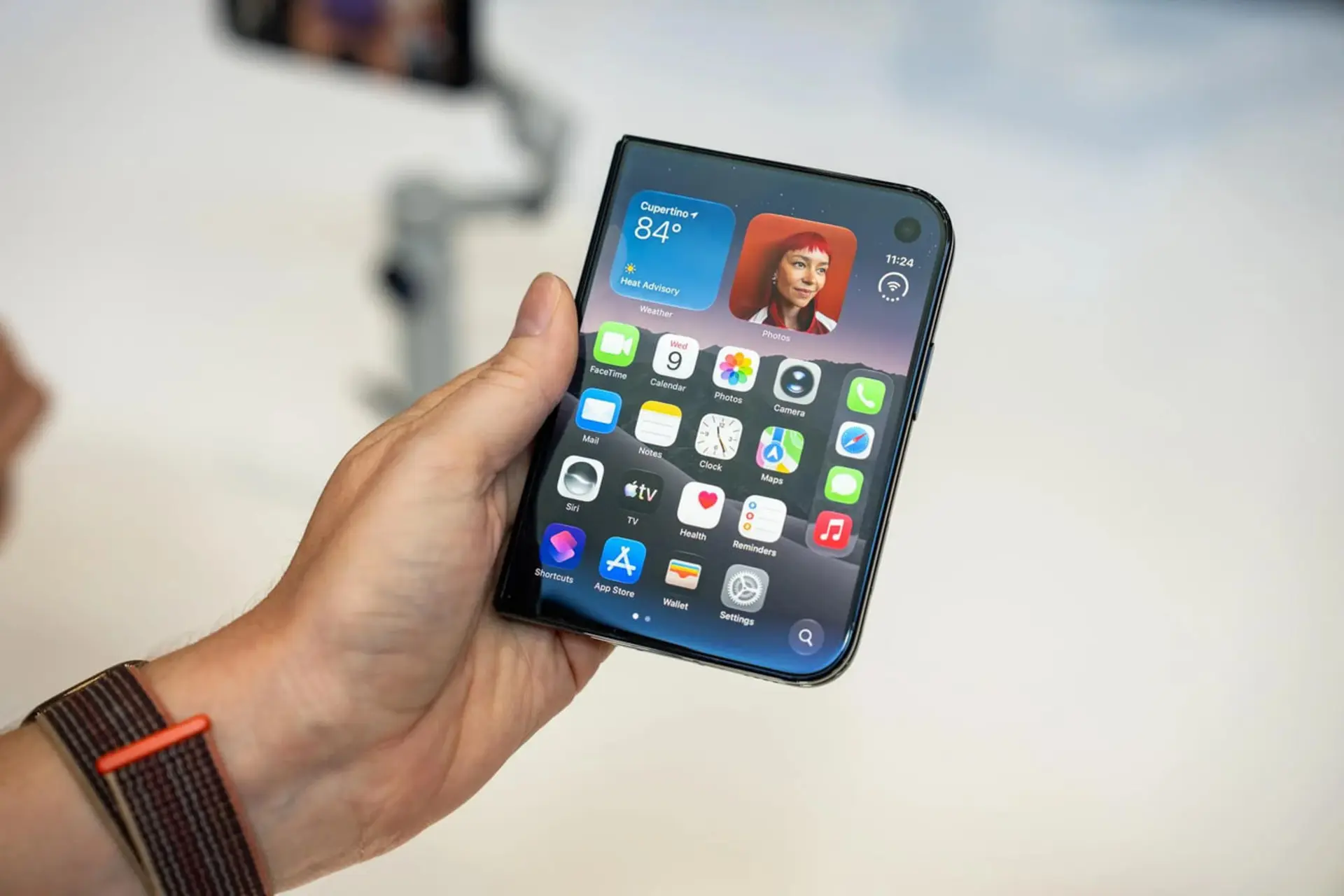 گوشی تاشو آیفون دوئو (iPhone Duo) با نمایشگر خمیده در دست کاربر