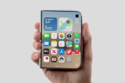 گوشی تاشو آیفون دو (iPhone Duo) در دست یک کاربر