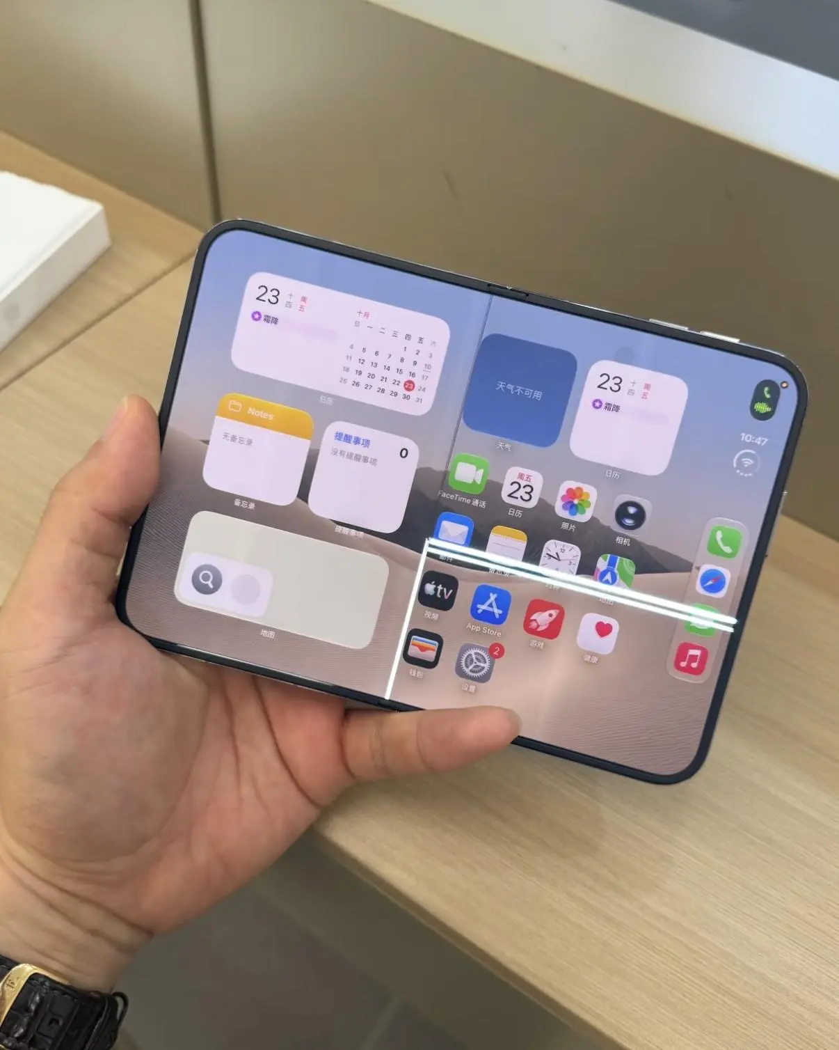 گوشی تاشو آیفون دوئو (iPhone Duo) با نمایشگر دوگانه در دست کاربر