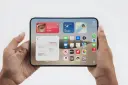 گوشی هوشمند آیفون دوئو (iPhone Duo) با نمایشگر دوگانه در دست دو فرد