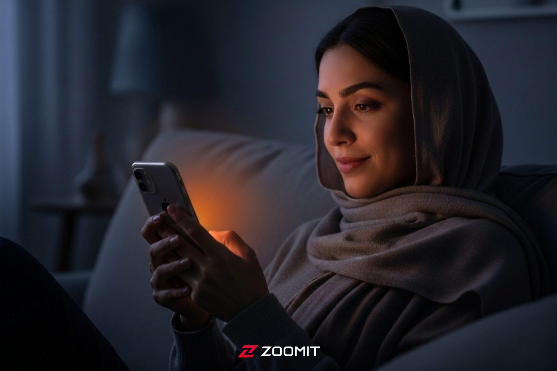 یک زن درحال کار با آیفون در تاریکی