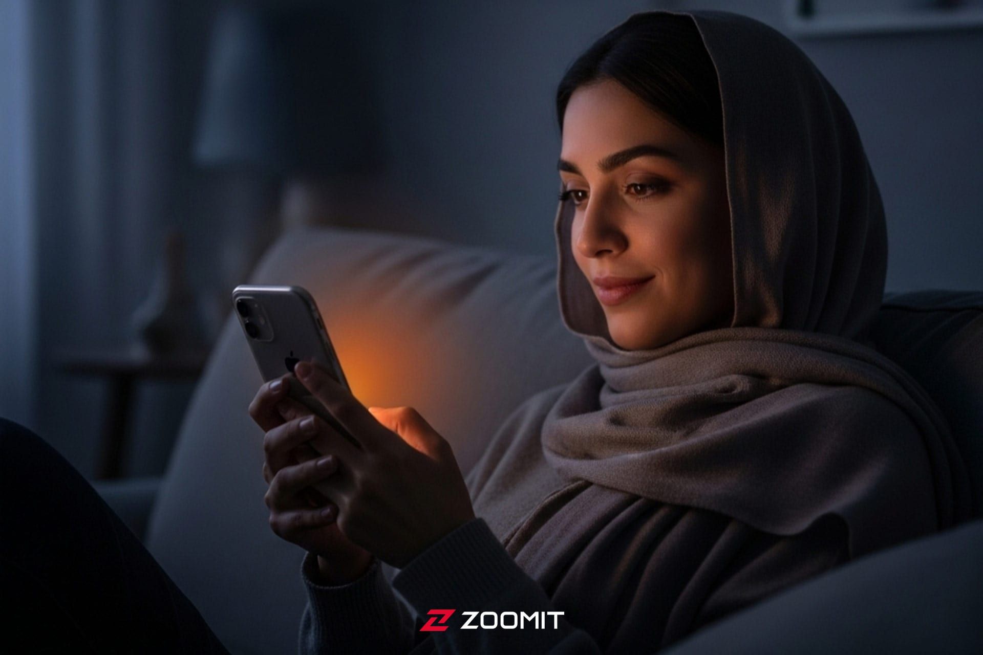 یک زن درحال کار با آیفون در تاریکی