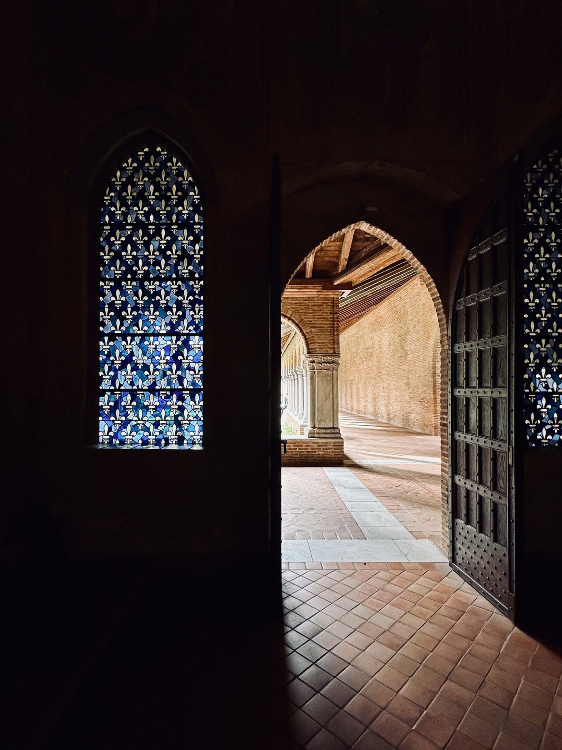 در قدیمی با شیشه رنگی