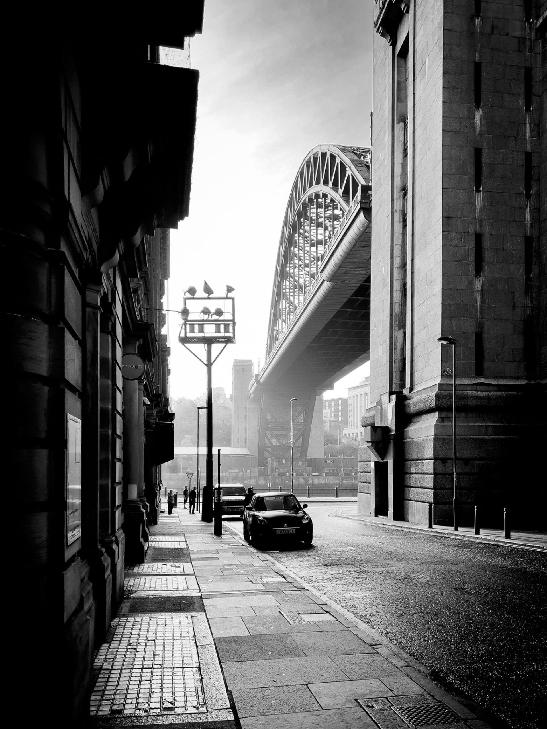 عکس سیاه و سفید از خیابان و ماشین در حال حرکت