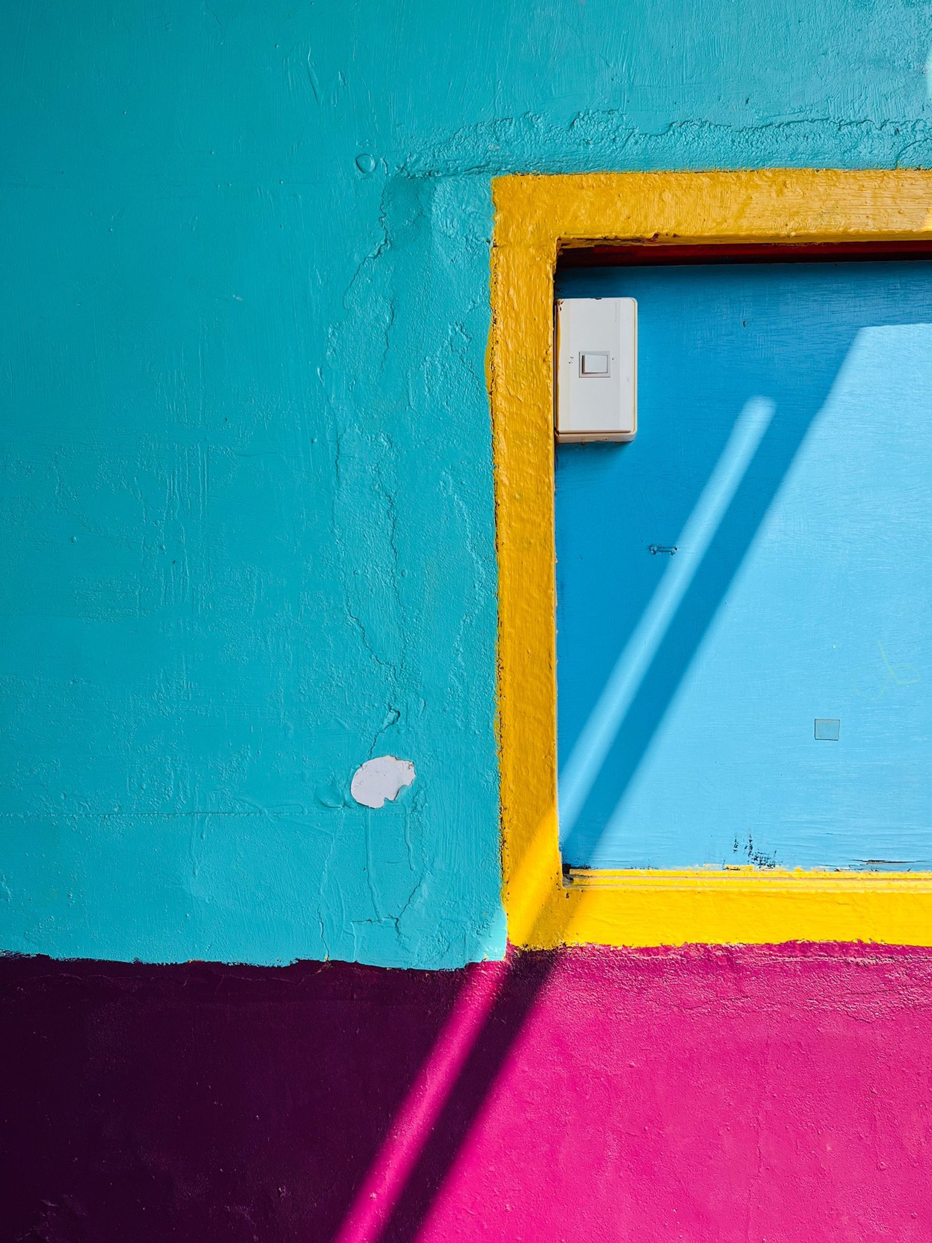 عکس دیوار سبز با حاشیه زرد نیمه کاره