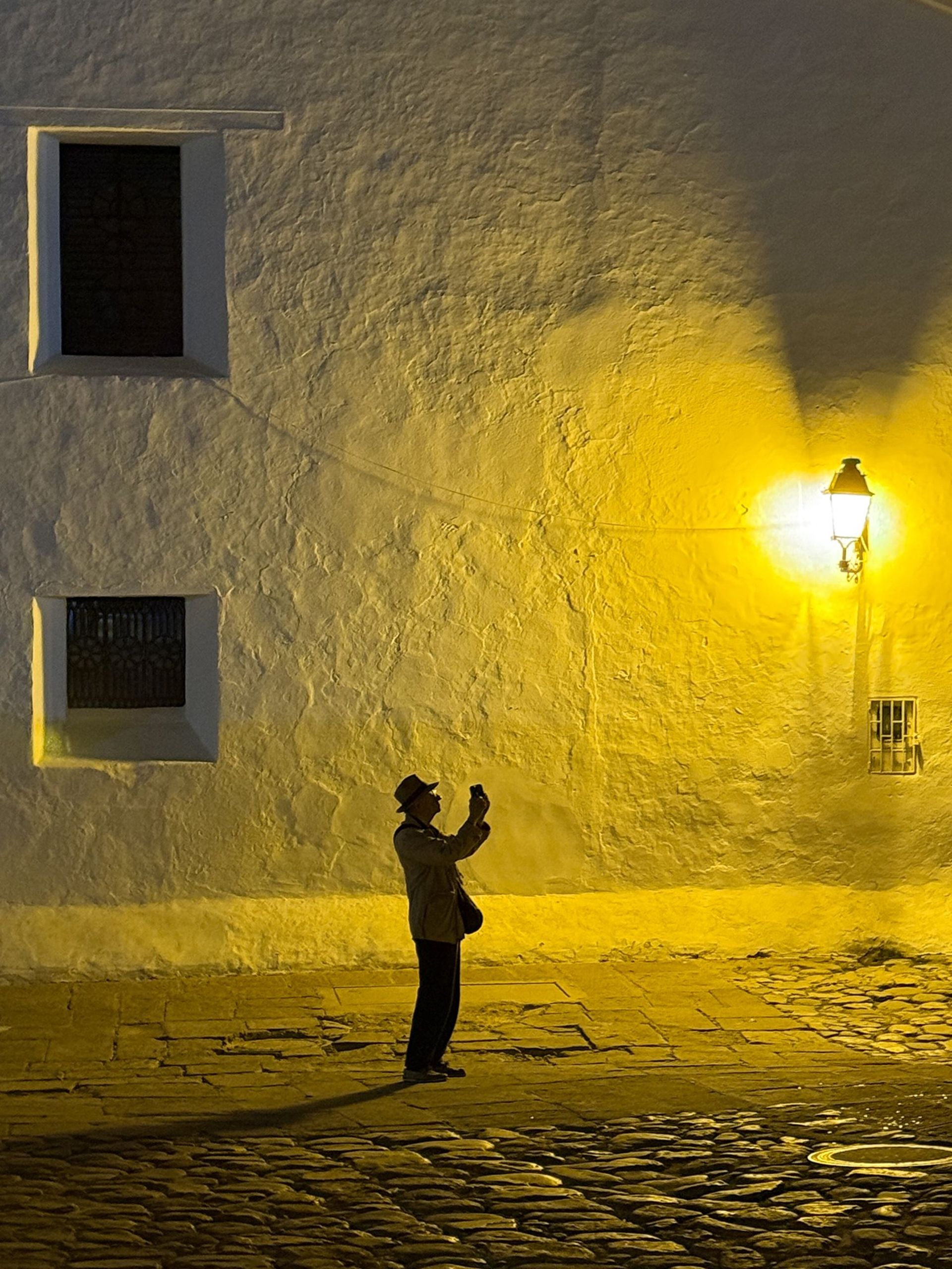 مرد در شب با نور زرد رنگ