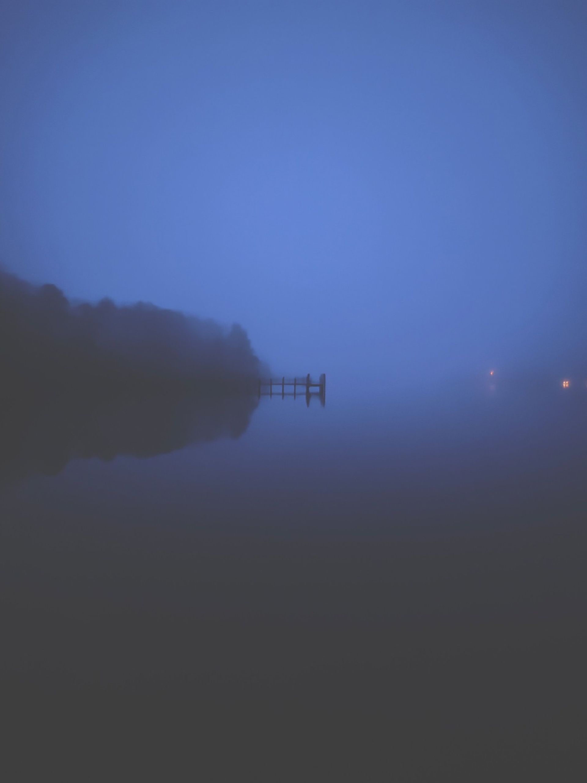 دریاچه مه گرفته