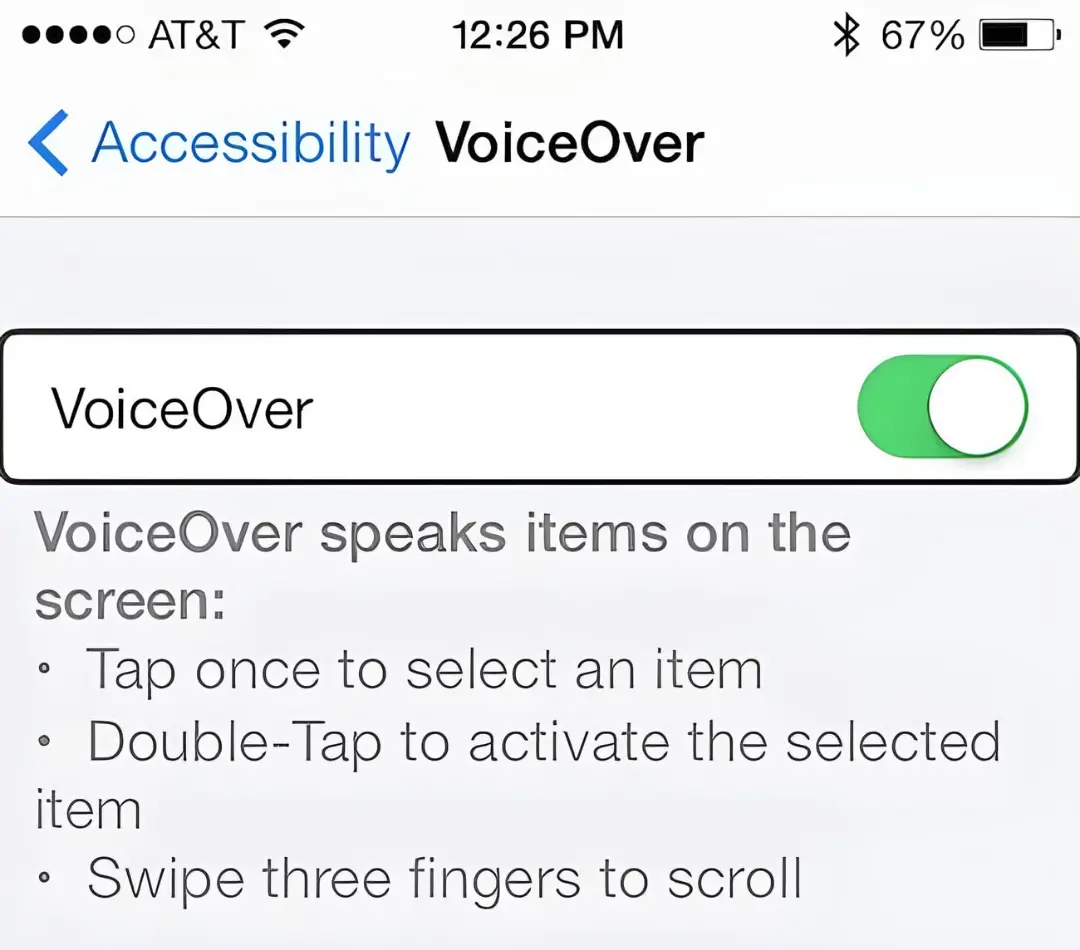 منوی تنظیمات VoiceOver در بخش Accessibility گوشی آیفون با دکمه فعال