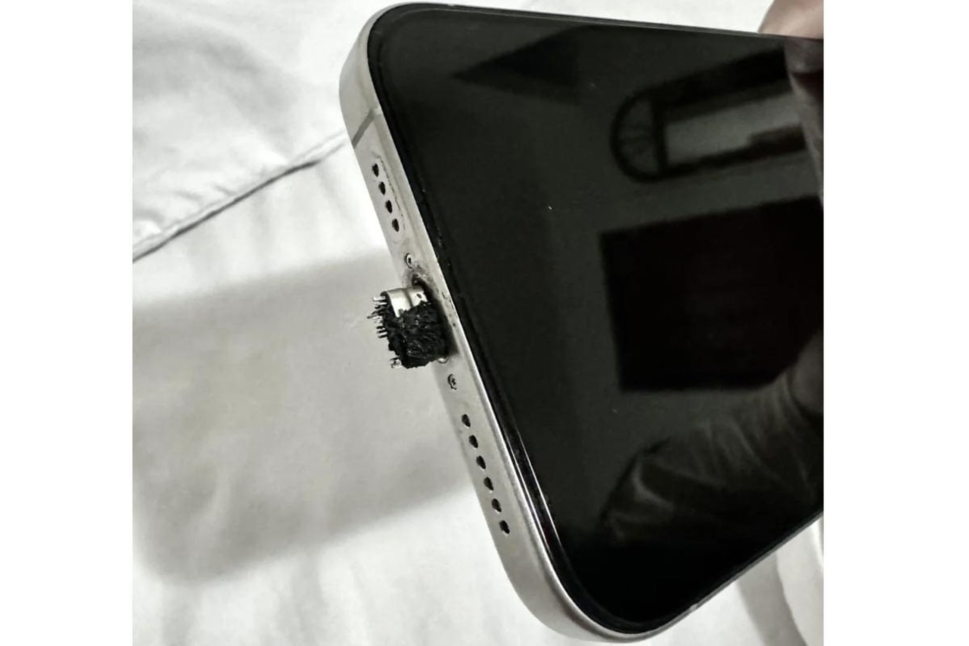 سری شارژر نصفه، سوخته و ذوب شده‌ در پورت شارژر آیفون ۱۵ پرومکس