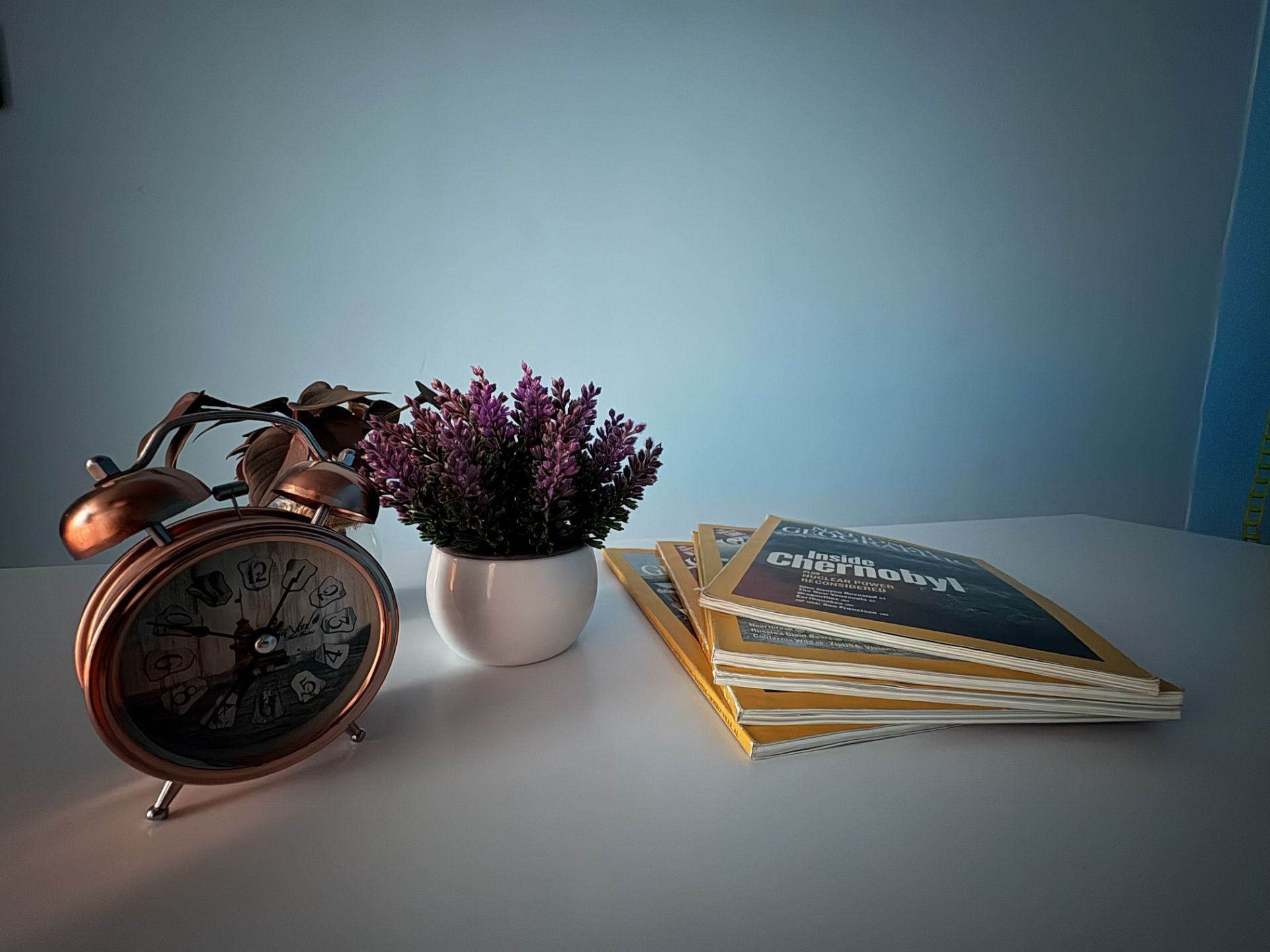 عملکرد دوربین اولتراواید آیفون ۱۶ در محیط داخلی با نور کم