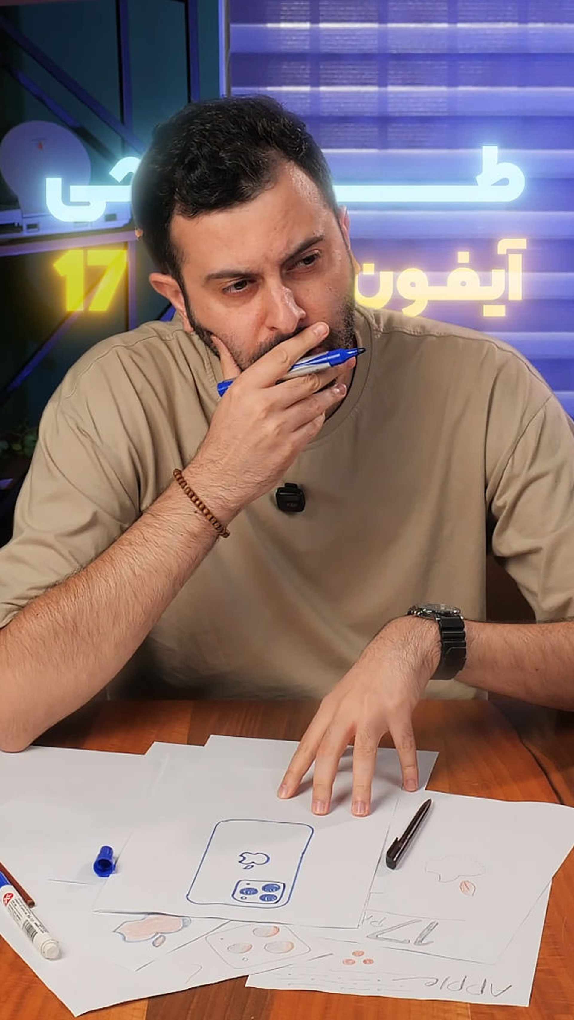 بهزاد مرعشیان در حال تفکر