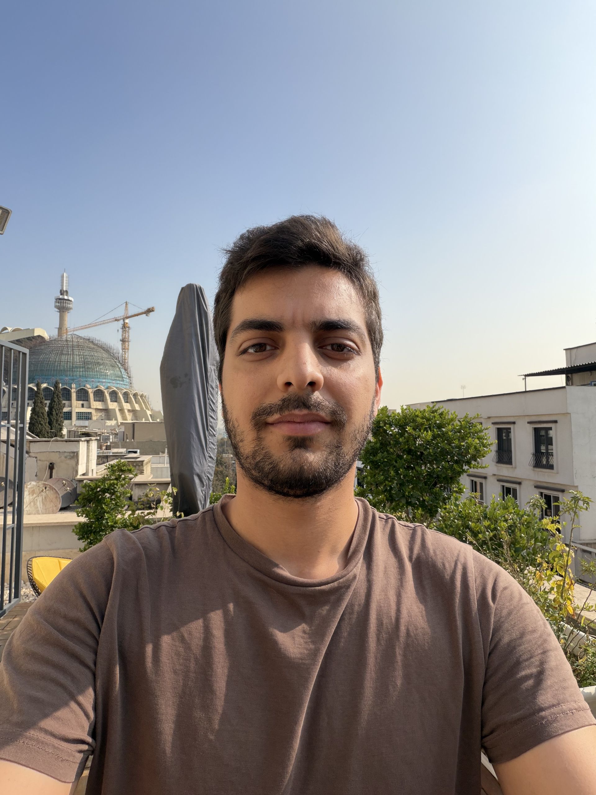 نمونه عکس سلفی آیفون ۱۷ در فضای باز با نور روز