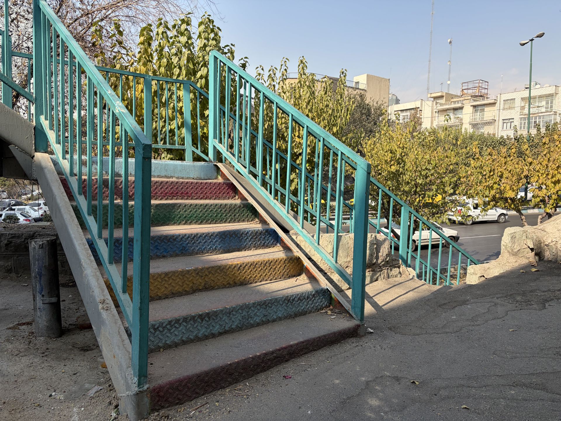 نمونه عکس دوربین اصلی آیفون ۱۷ در نور روز از پله‌های رنگی