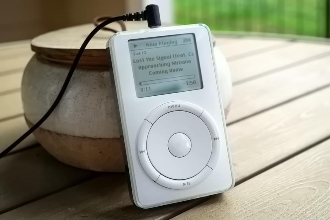 iPod آیپاد سفید با طراحی جانی آیو تکیه داده شده به ظرف