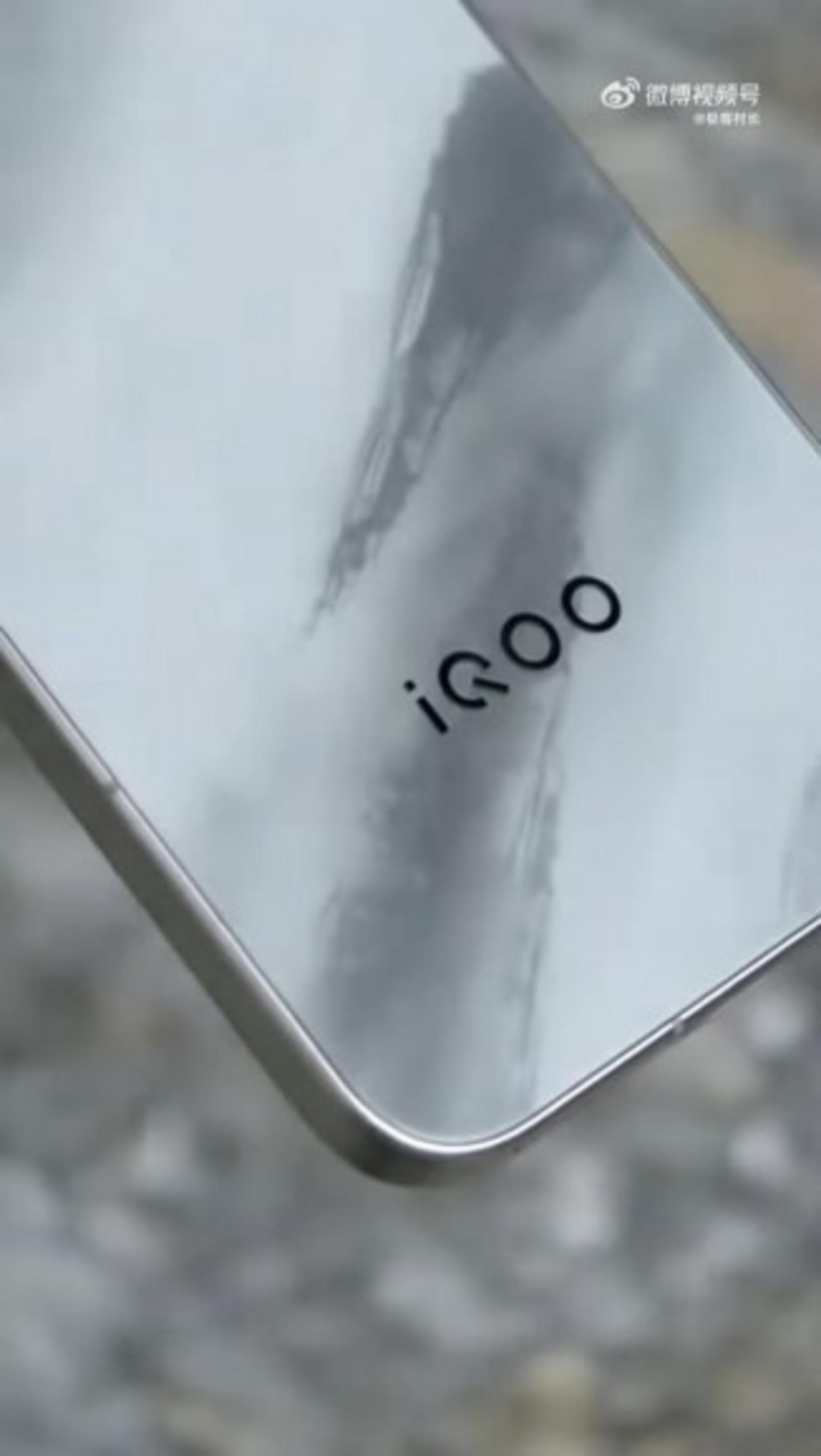 پنل پشتی گوشی iQOO 15 با طیف رنگی خاکستری