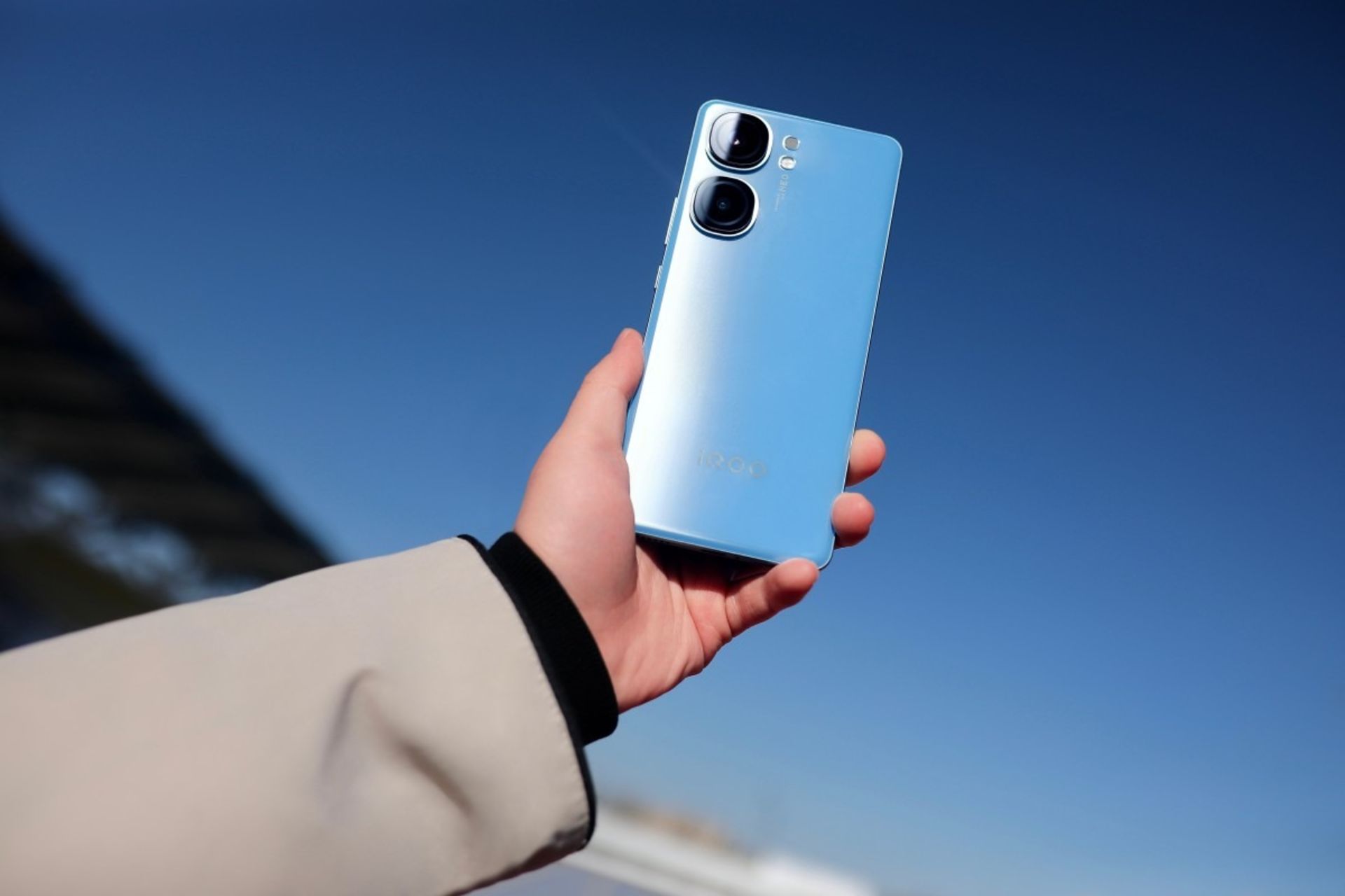 پنل پشتی یک گوشی در دستان یک شخص به رنگ آبی