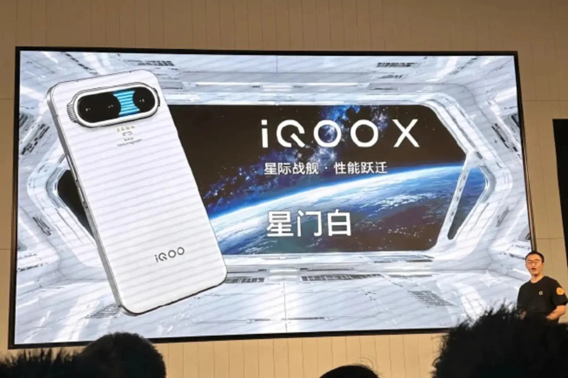گوشی هوشمند iQOO X (iQOO X) با طراحی بدنه سفید و دوربین برجسته