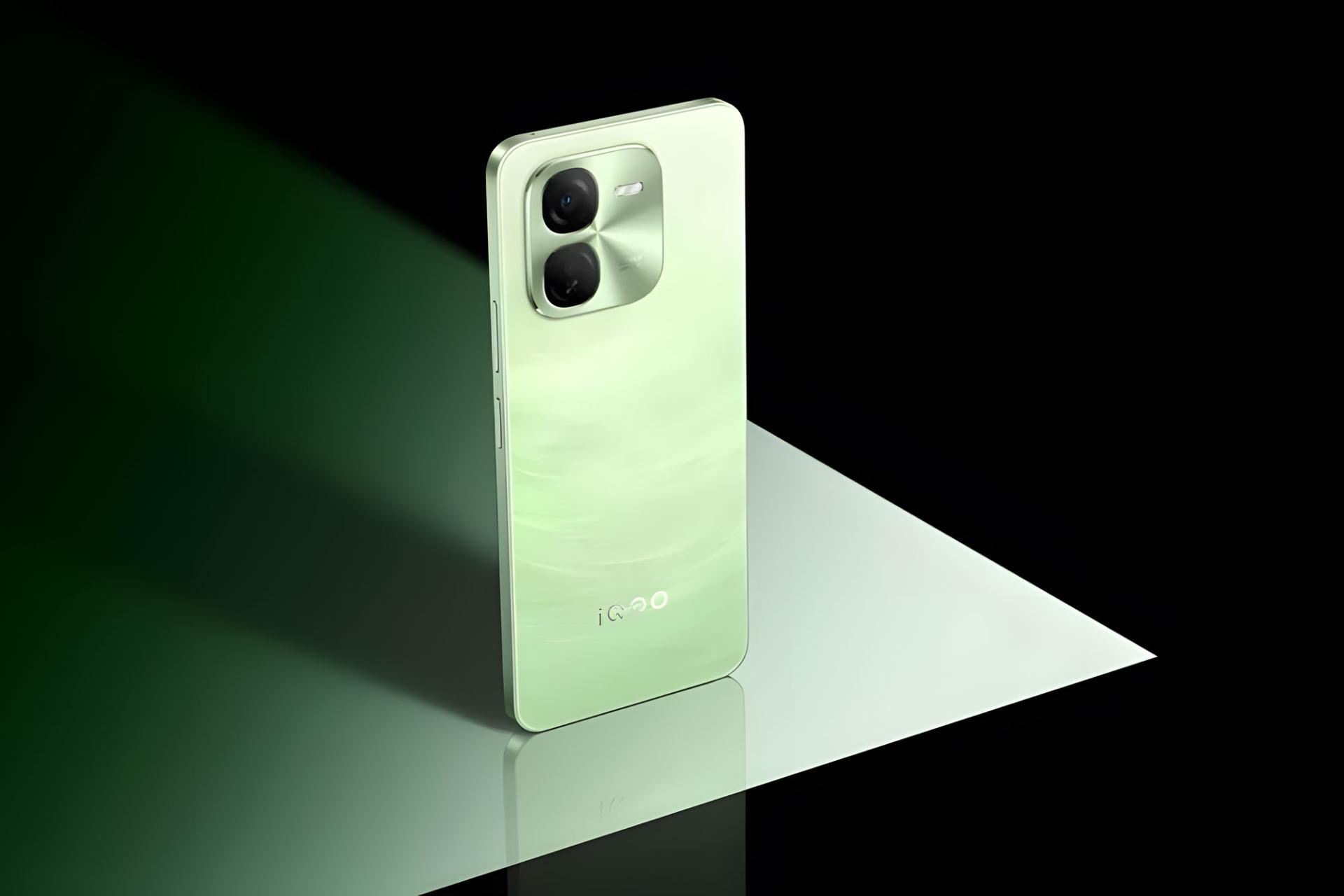 رنگ سبز گوشی ویوو iQOO Z9x قرار گرفته روی میز با نورپردازی سبز