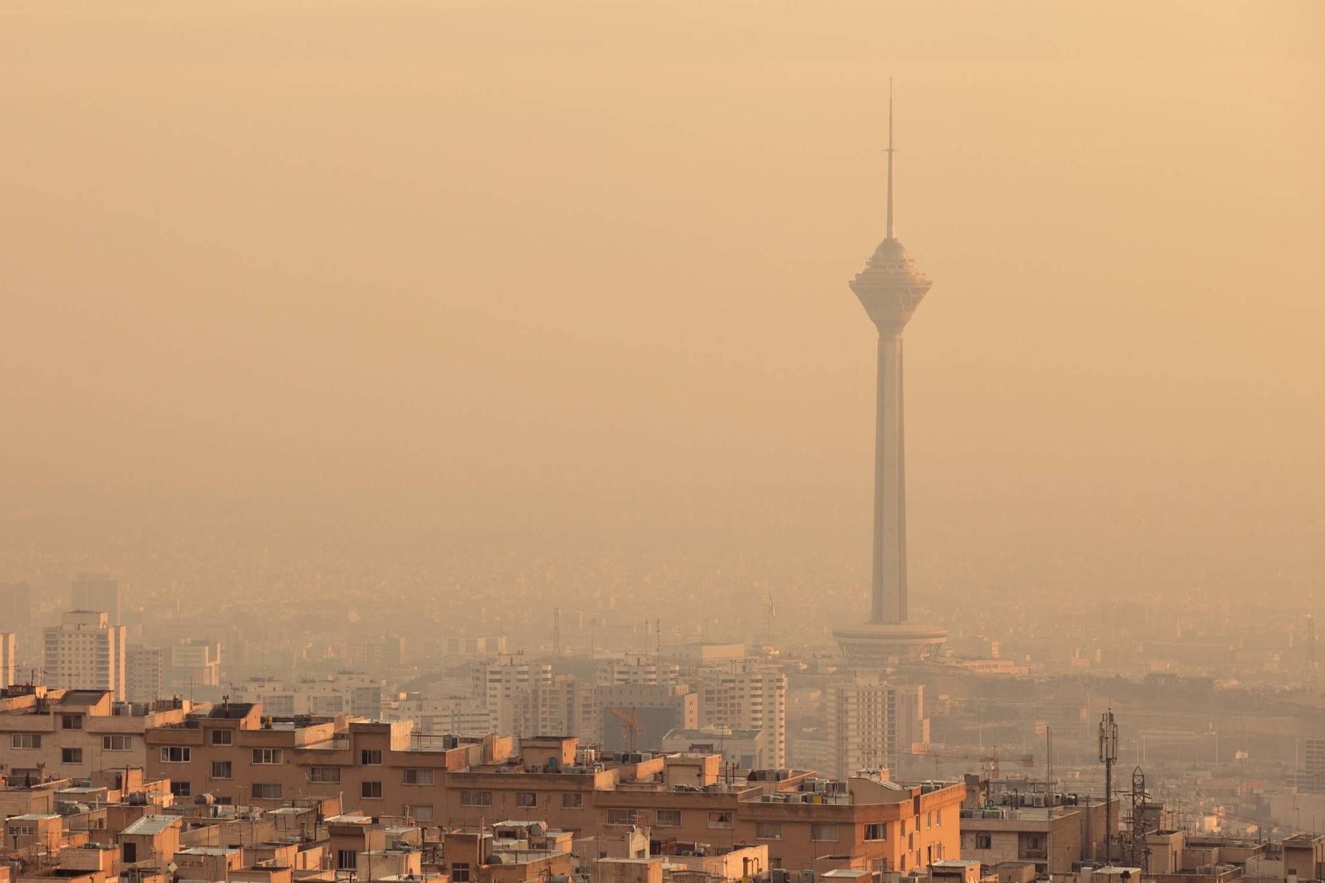 دورنمای برج میلاد در میان هوای آلوده