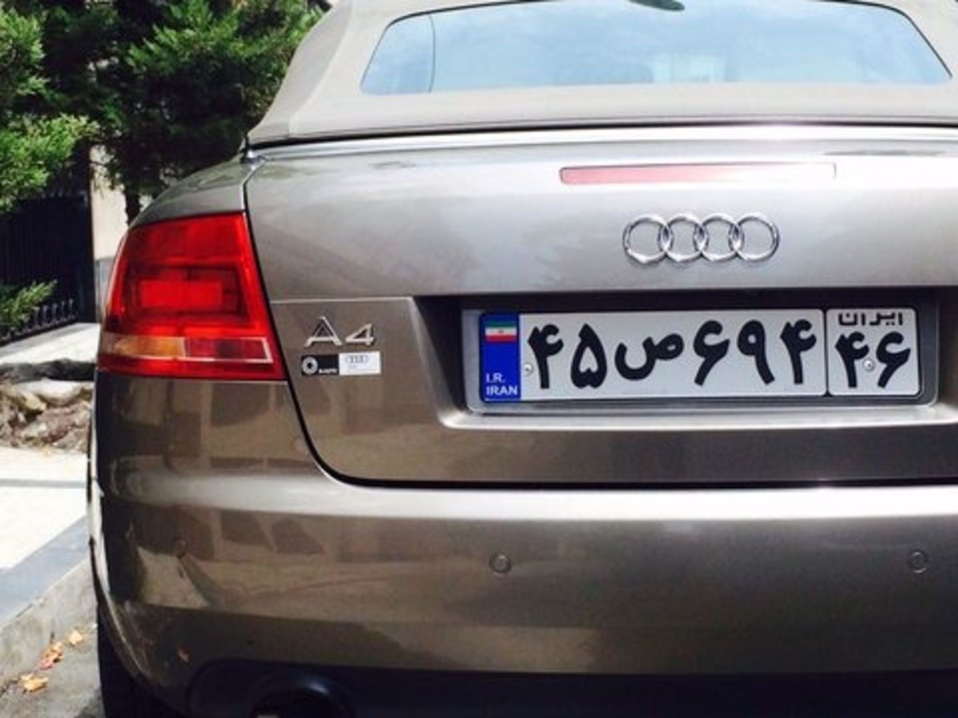 نمای عقب یک خودرو آئودی با پلاک ایران