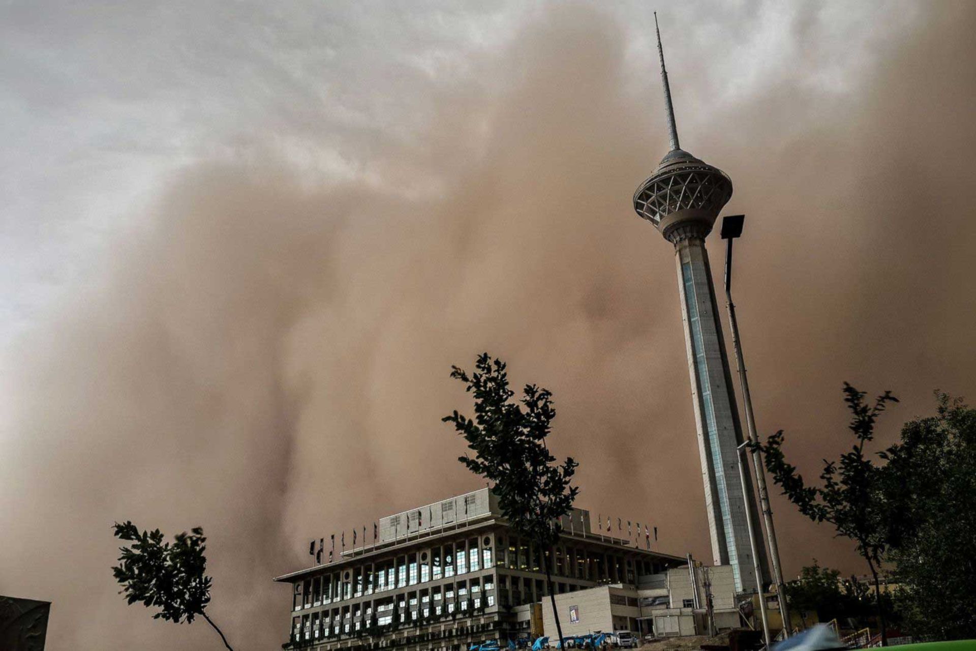برج میلاد در مقابل طوفان شن ۱۳۹۳ در تهران