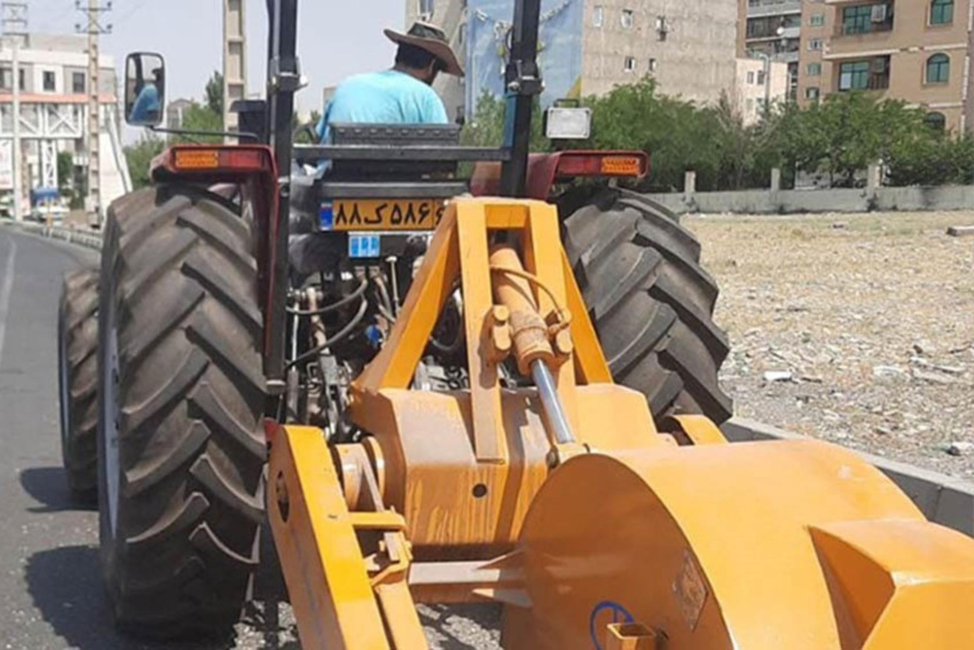 لودری در حال کندن زمین