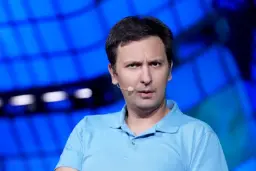 چهره مردی با اخم و تیشرت آبی روشن