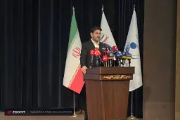 وزیر ارتباطات در حال سخنرانی در مراسم هفته جهانی فضا