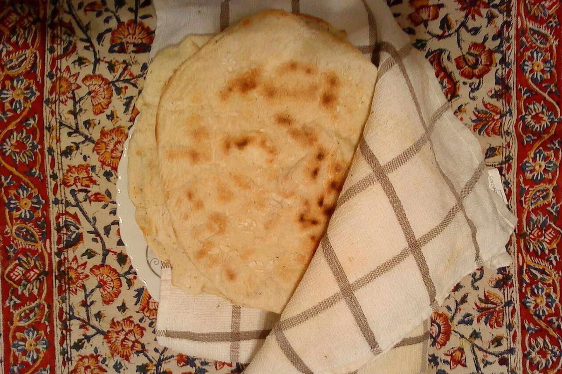 نان خانگی ایرانی روی سفره قلم‌کار