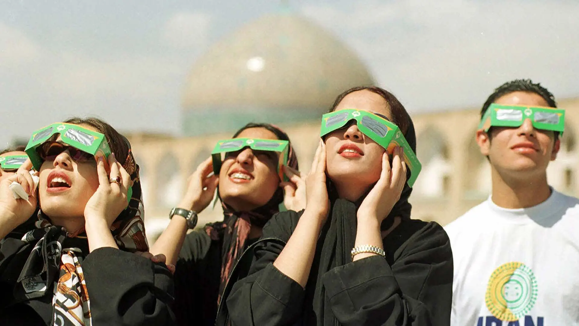 سه زن و یک مرد جوان ایرانی خورشیدگرفتگی ۱۹۹۹ را در اصفهان تماشا می‌کنند