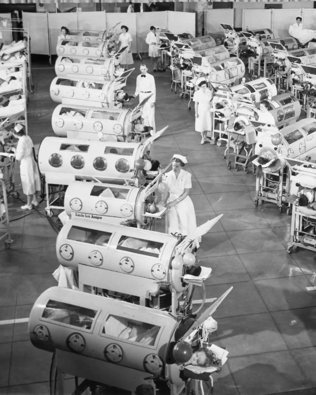 دستگاه‌های ریه آهنی (Iron Lung) در یک بخش بیمارستانی قدیمی