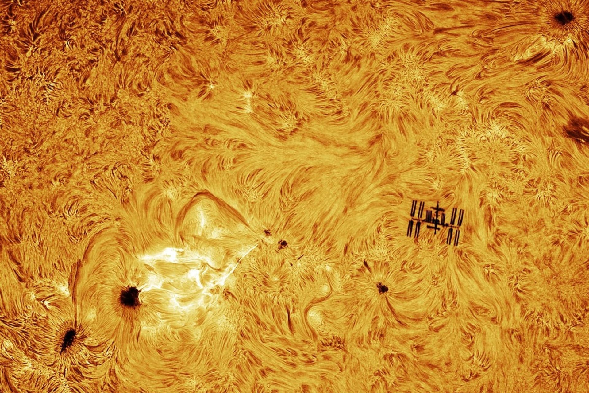 شراره خورشیدی و ایستگاه فضایی بین‌المللی در یک نما از چهره خورشید.