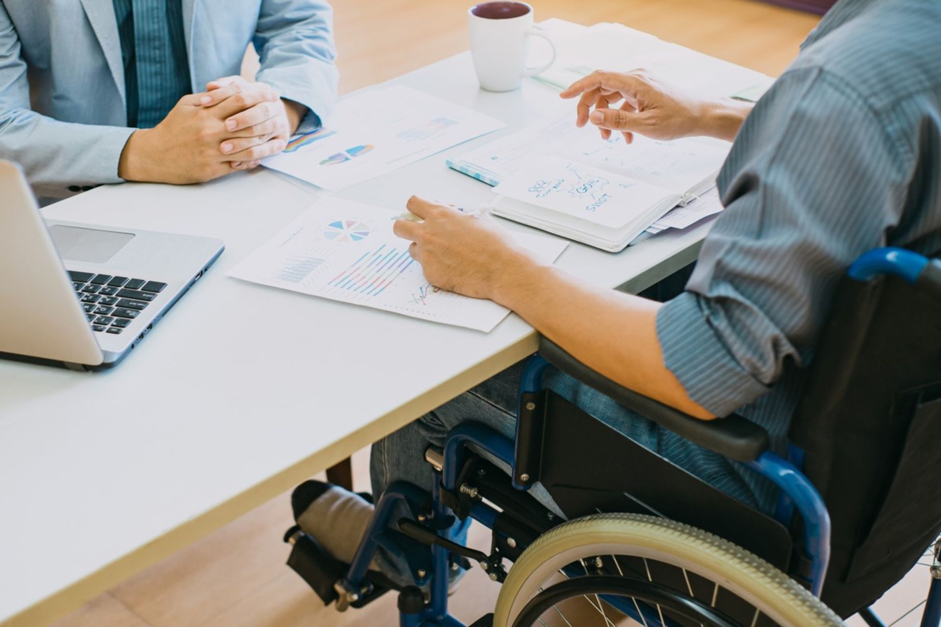 استخدام به کار افراد معلول