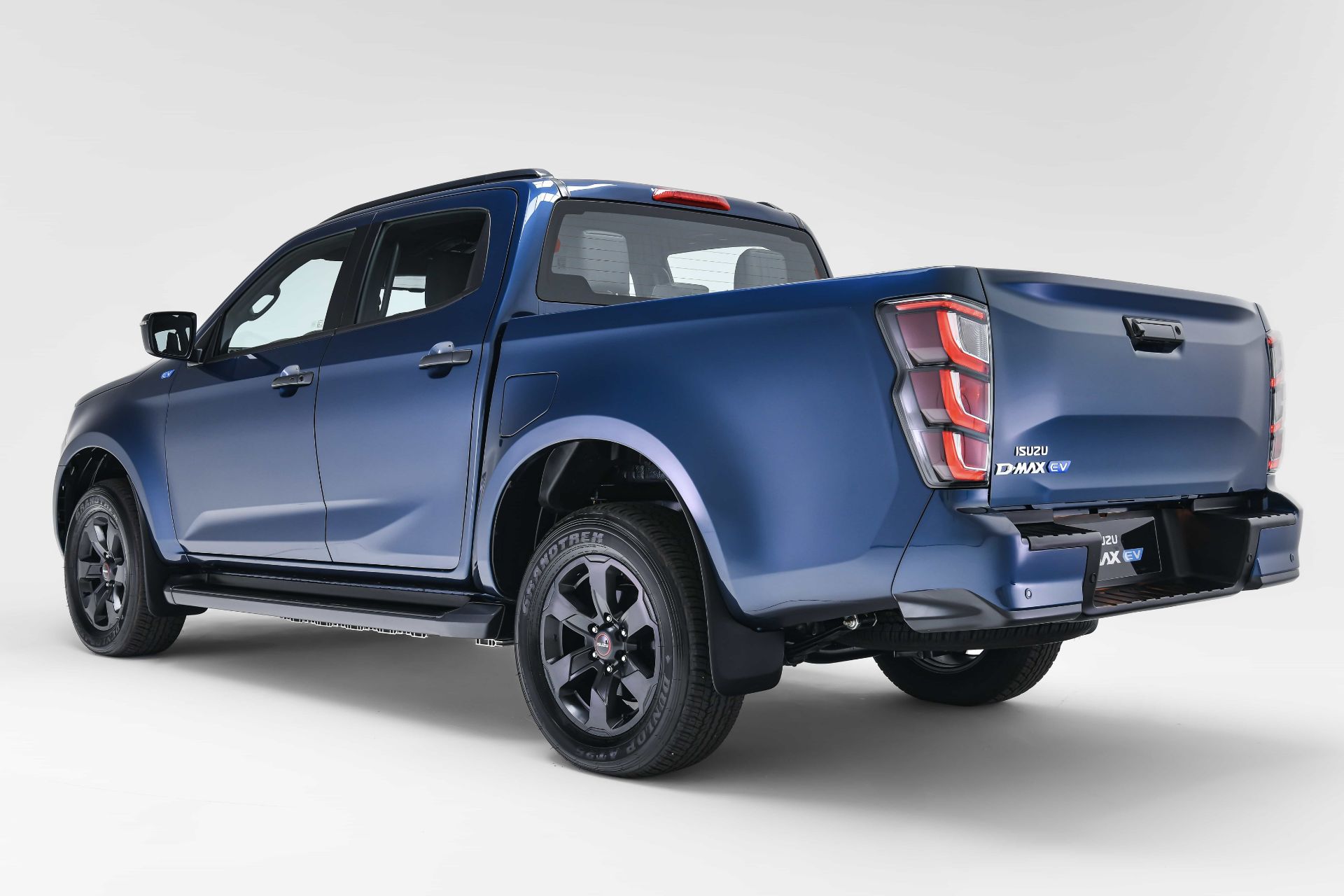 نمای سه‌چهارم عقب خودرو ایسوزو DMax برقی