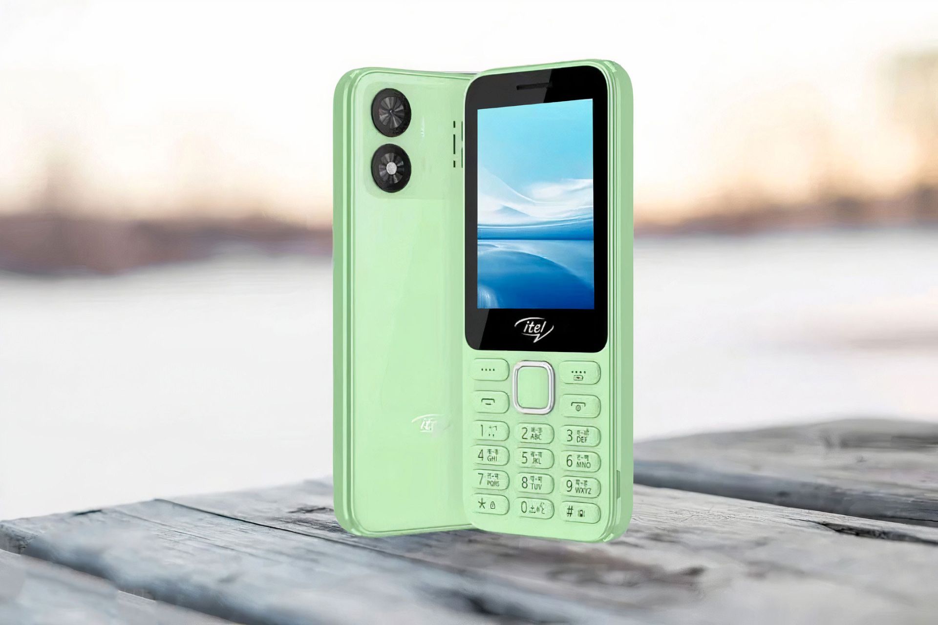 گوشی ساده ایتل it5330 رنگ سبز و در پس زمینه منظره‌ دریا