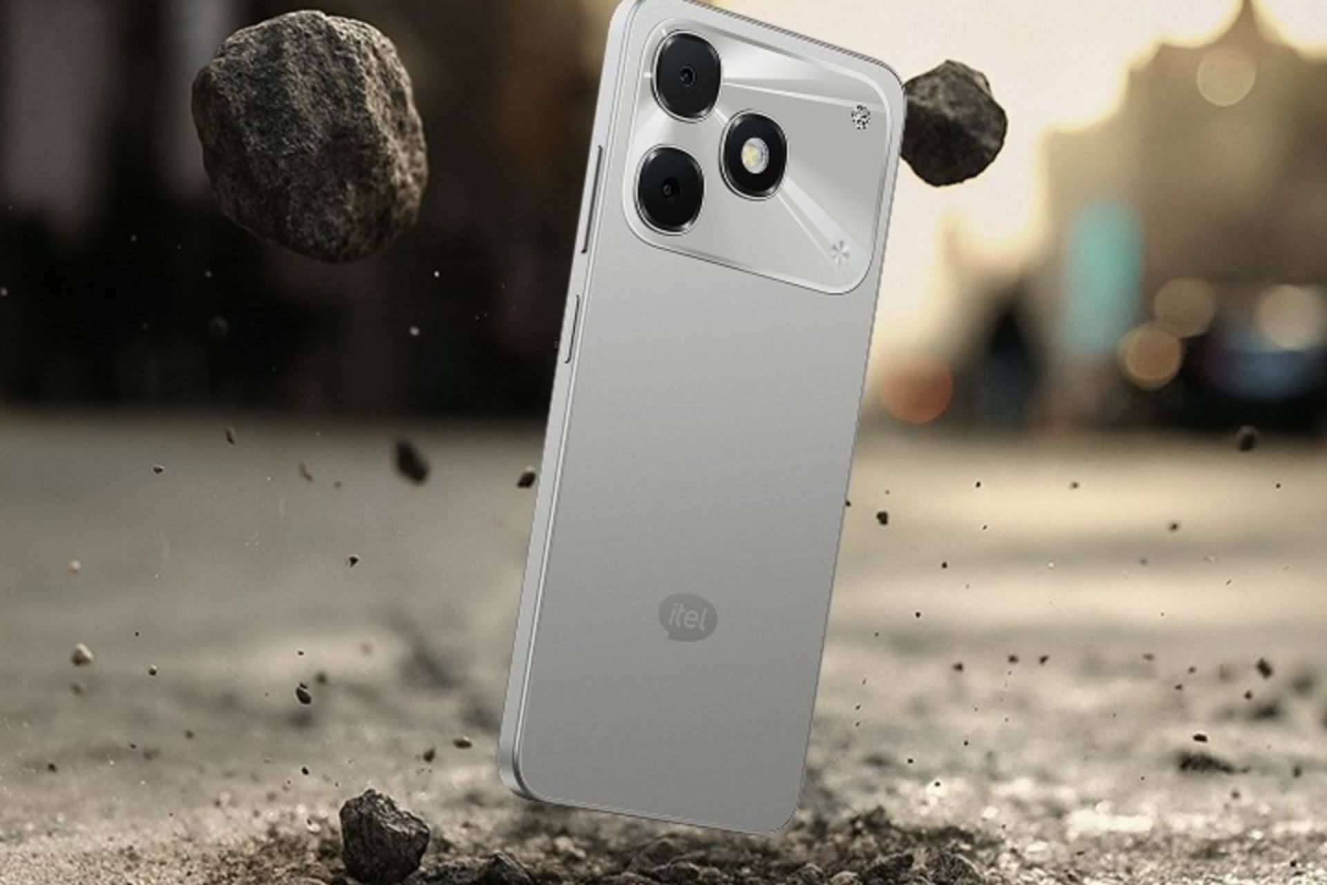 پنل پشت گوشی ایتل A90 رنگ نقره‌ای روی زمین