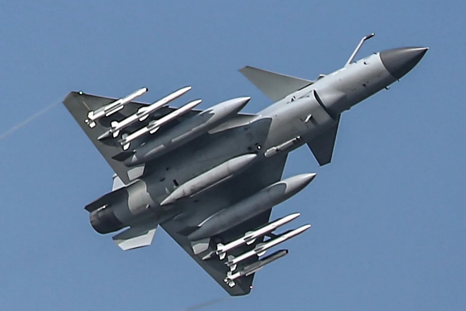 جنگنده چینی J-10C با موشک‌های PL-15