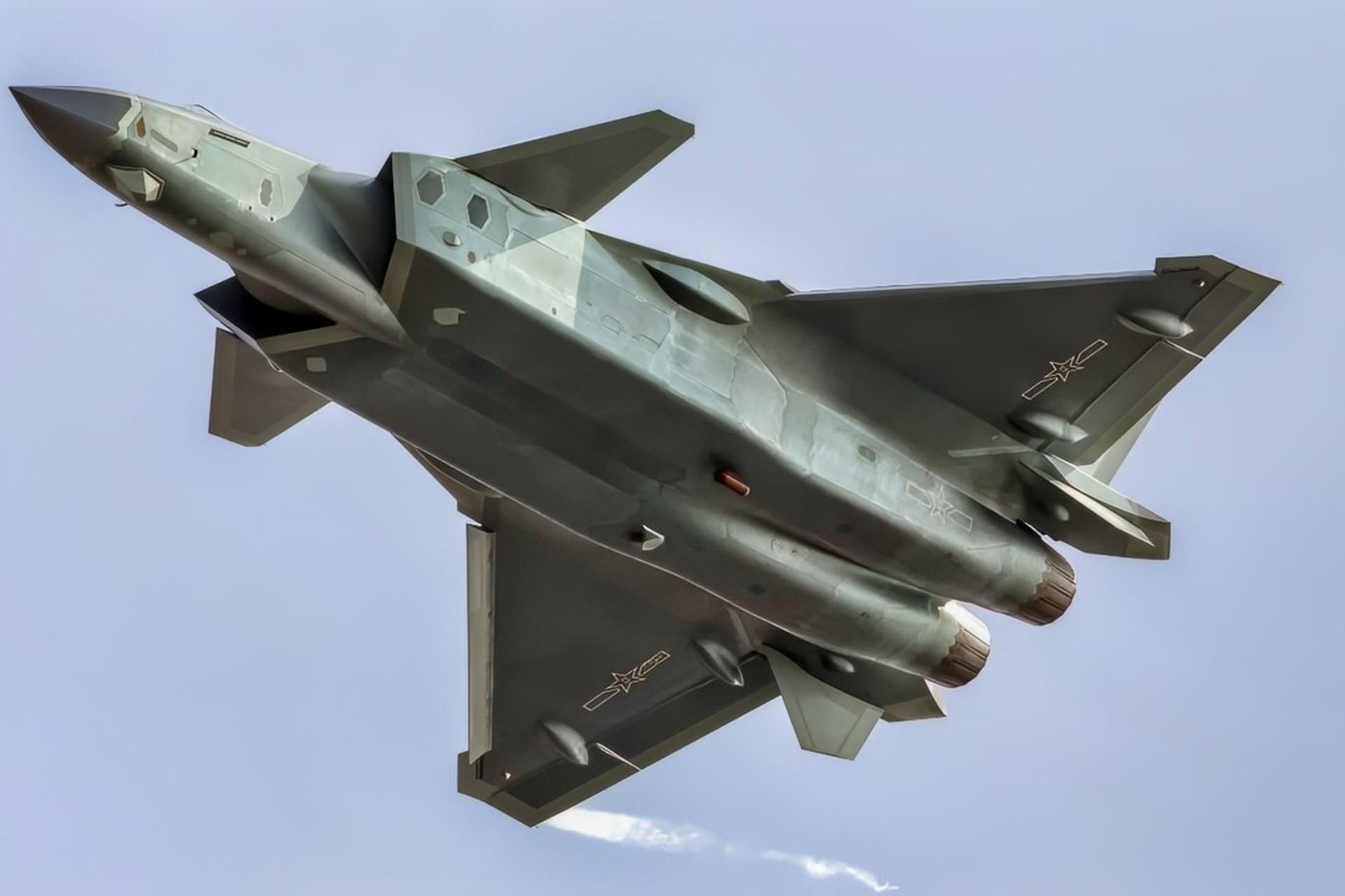 جنگنده‌ی J-20 چین در حال پرواز