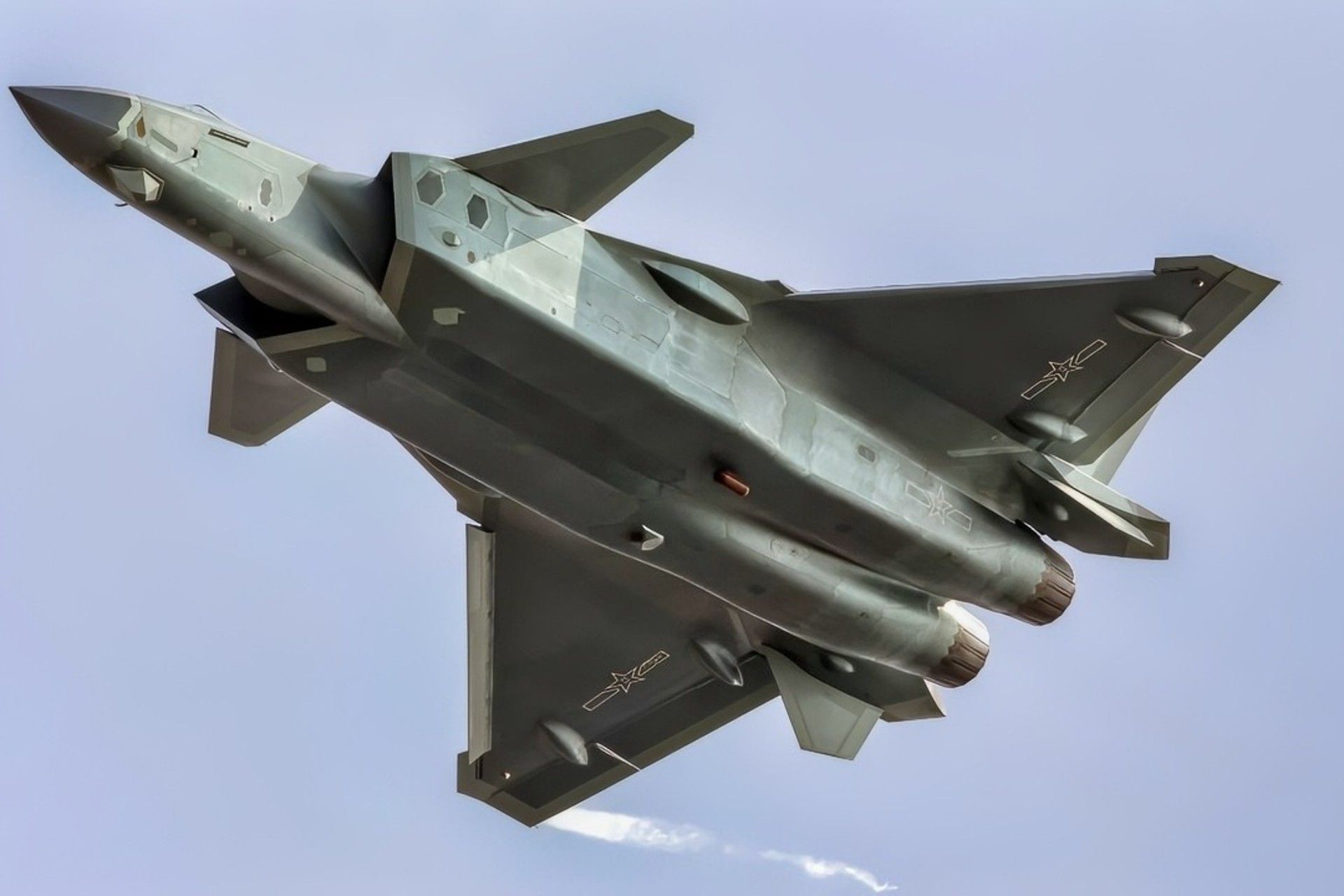 جنگنده‌ی J-20 چین در حال پرواز