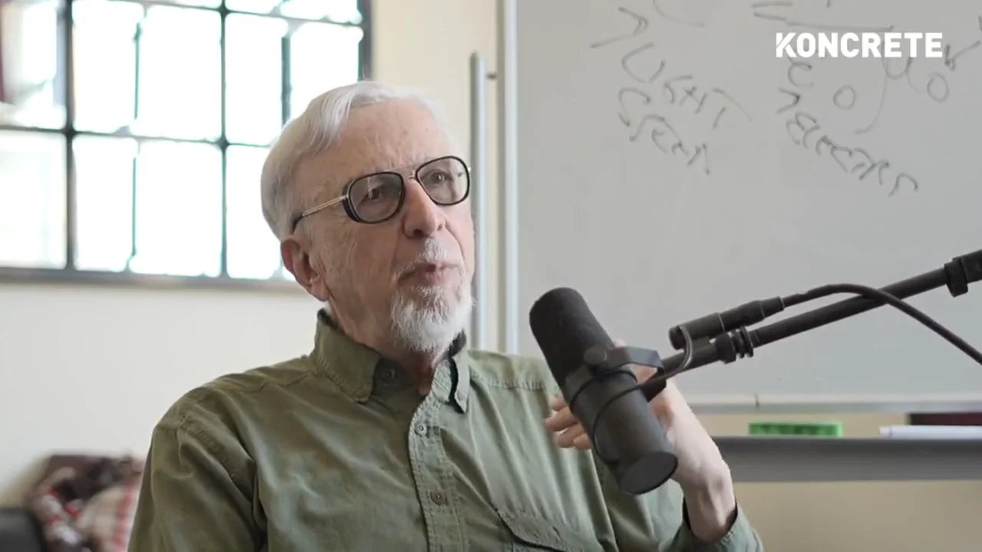 جک سرفتی مردی در حال سخنرانی