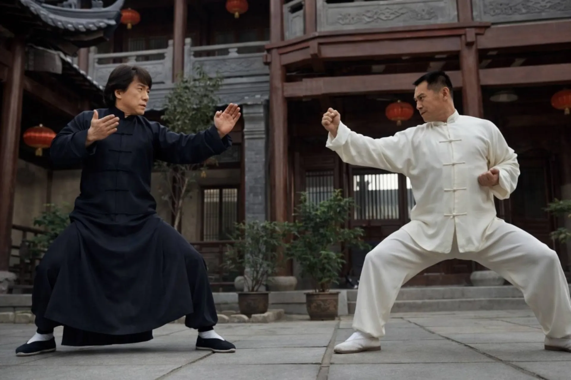 مبارزه‌ی جکی چان با لباس مشکی مقابل حریف